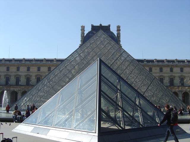 Paris - Pyramide du Louvre